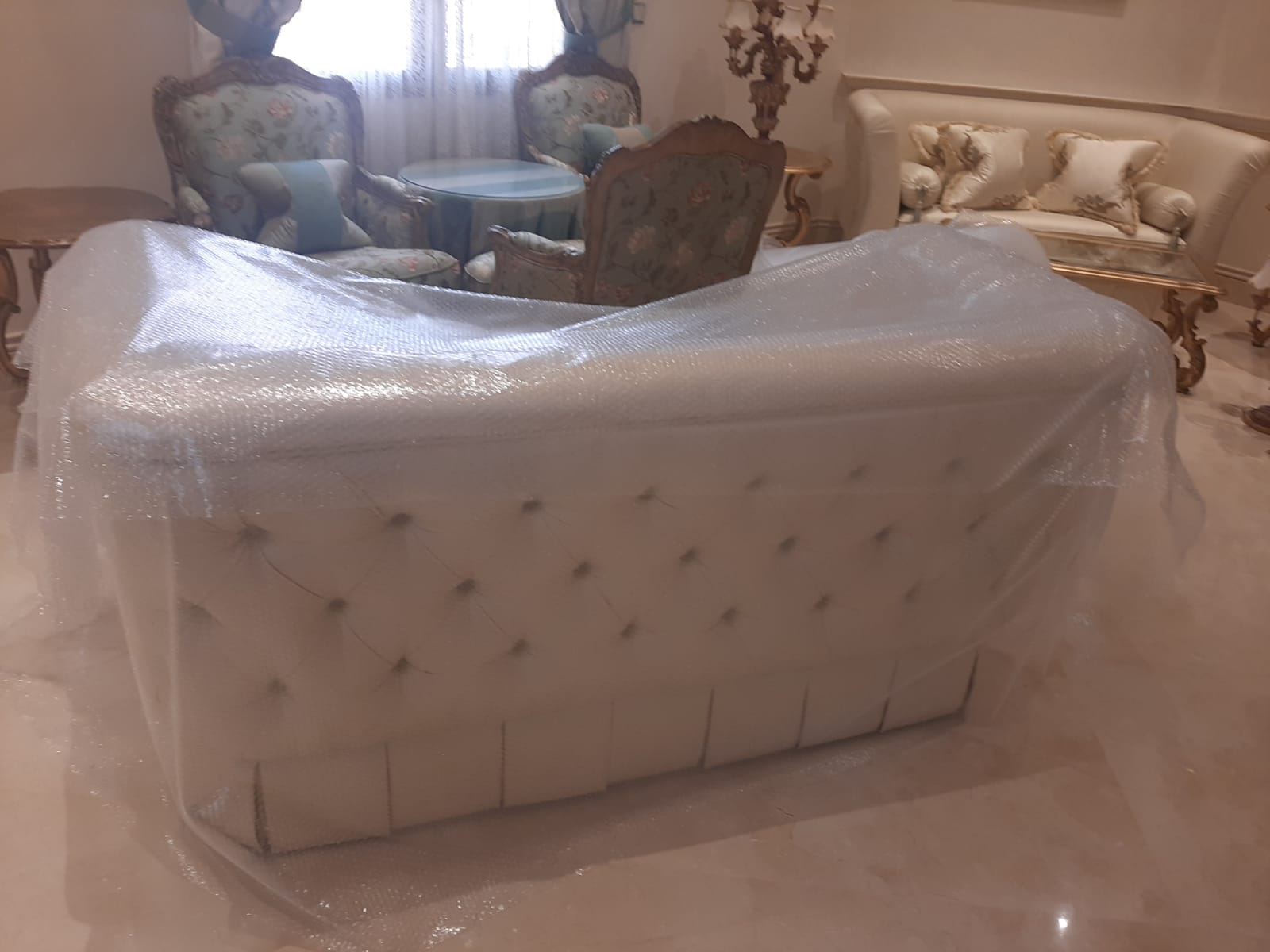 تعبئة الأغراض داخل صناديق قبل نقل العفش في جدة